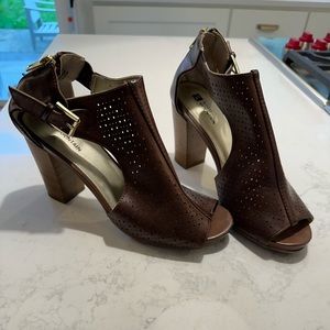 White Mountain brown leather heel sandals